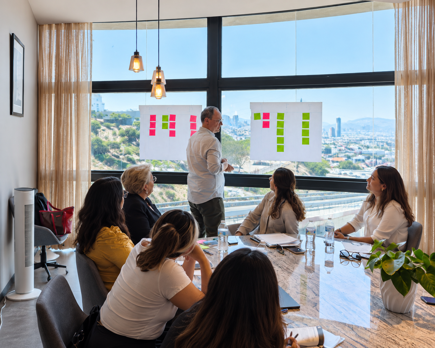 Equipo trabajando durante una sesión de liderazgo y cultura